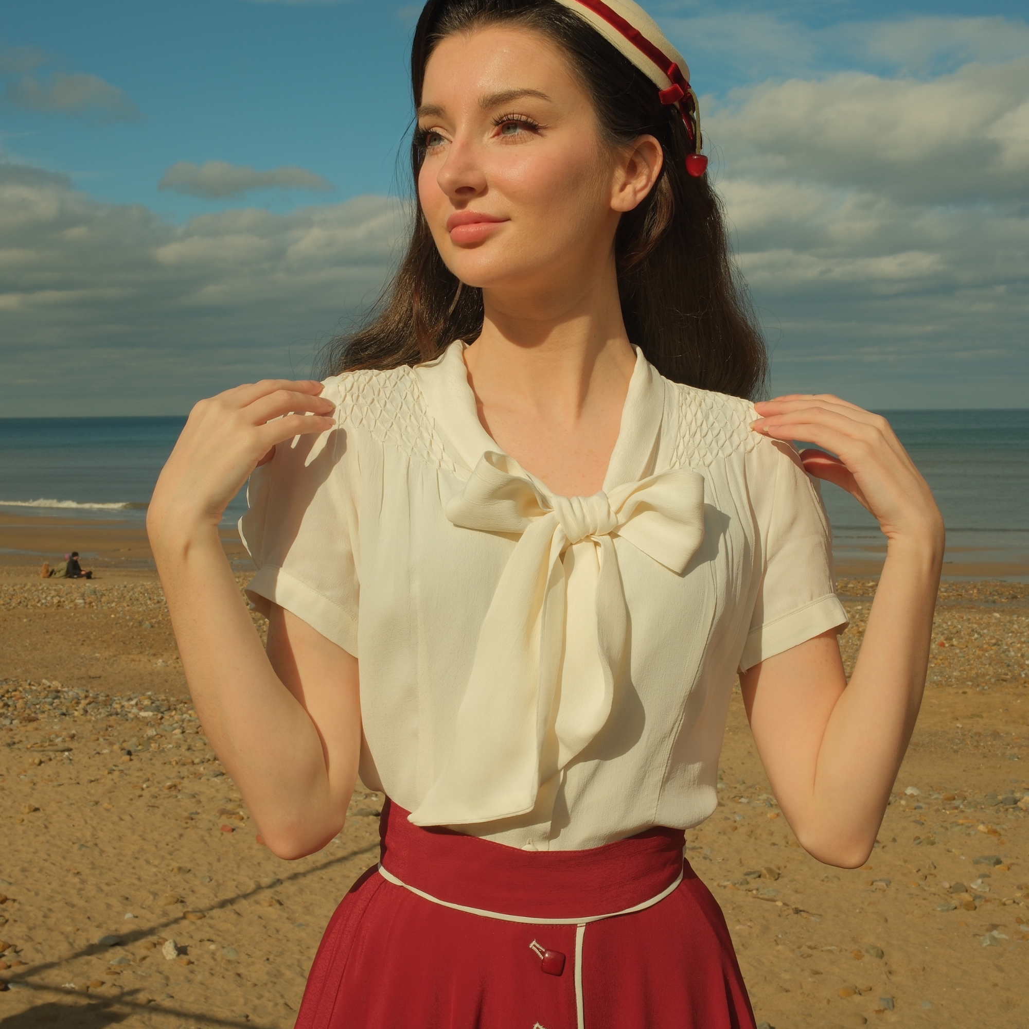 Eva Pussy Bow Blouse Short Sleeve in Cream